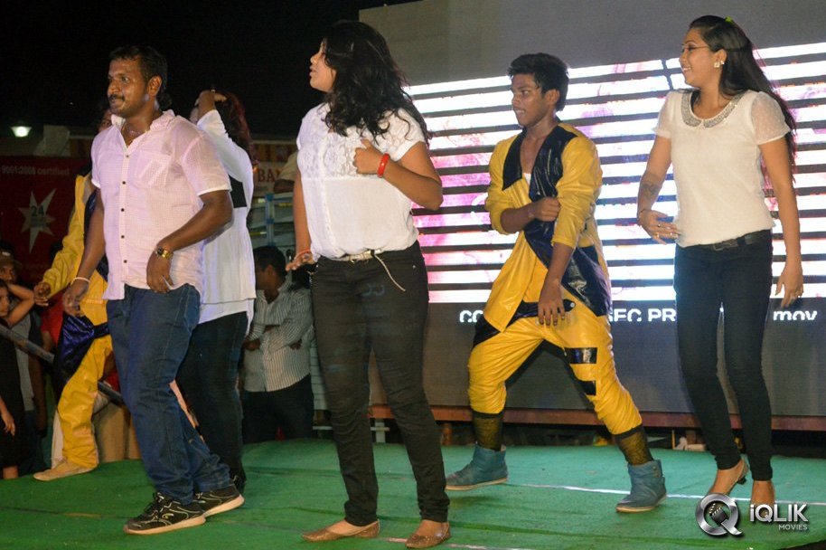 Run-Raja-Run-Flash-Mob-at-Vijayawada
